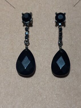 Tasteful Black Teardrop Dangle Earrings